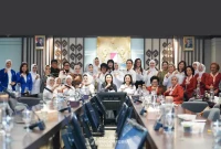 Wakil Menteri Pemberdayaan Perempuan dan Perlindungan Anak, Veronika Tan (tengah), berfoto bersama Komisioner KPI Pusat Aliyah, narasumber, dan peserta Focus Group Discussion (FGD). (Foto: Kadin)