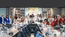 Wakil Menteri Pemberdayaan Perempuan dan Perlindungan Anak, Veronika Tan (tengah), berfoto bersama Komisioner KPI Pusat Aliyah, narasumber, dan peserta Focus Group Discussion (FGD). (Foto: Kadin)