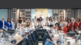 Wakil Menteri Pemberdayaan Perempuan dan Perlindungan Anak, Veronika Tan (tengah), berfoto bersama Komisioner KPI Pusat Aliyah, narasumber, dan peserta Focus Group Discussion (FGD). (Foto: Kadin)