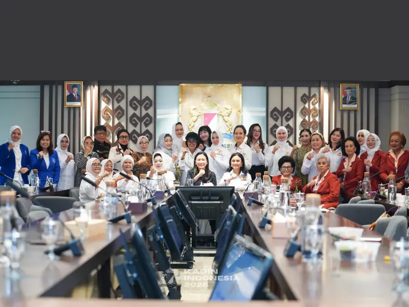 Wakil Menteri Pemberdayaan Perempuan dan Perlindungan Anak, Veronika Tan (tengah), berfoto bersama Komisioner KPI Pusat Aliyah, narasumber, dan peserta Focus Group Discussion (FGD). (Foto: Kadin)