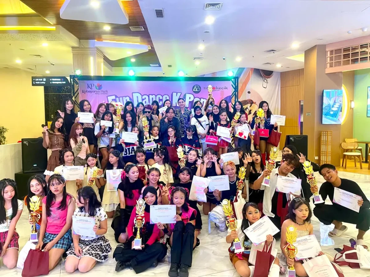 Peserta, pemenang, juri, panitia, dan sponsor berfoto bersama usai penyerahan penghargaan pada FUN DANCE K-POP COMPETITION 2026 di Atrium Mall Kebayoran Park, Jakarta, Minggu (26/7), yang berlangsung meriah dan diikuti puluhan talenta dance K-Pop dari Jabodetabek.