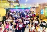 Peserta, pemenang, juri, panitia, dan sponsor berfoto bersama usai penyerahan penghargaan pada FUN DANCE K-POP COMPETITION 2026 di Atrium Mall Kebayoran Park, Jakarta, Minggu (26/7), yang berlangsung meriah dan diikuti puluhan talenta dance K-Pop dari Jabodetabek.