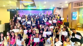 Peserta, pemenang, juri, panitia, dan sponsor berfoto bersama usai penyerahan penghargaan pada FUN DANCE K-POP COMPETITION 2026 di Atrium Mall Kebayoran Park, Jakarta, Minggu (26/7), yang berlangsung meriah dan diikuti puluhan talenta dance K-Pop dari Jabodetabek.