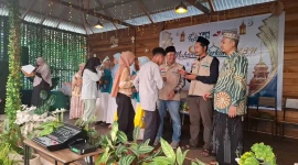 Kolaborasi dengan Komunitas Sedekah Subuh Tomohon menghadirkan perlengkapan sekolah, tausiah, dan wisata edukatif di Minaleosan Hotspring Tondano