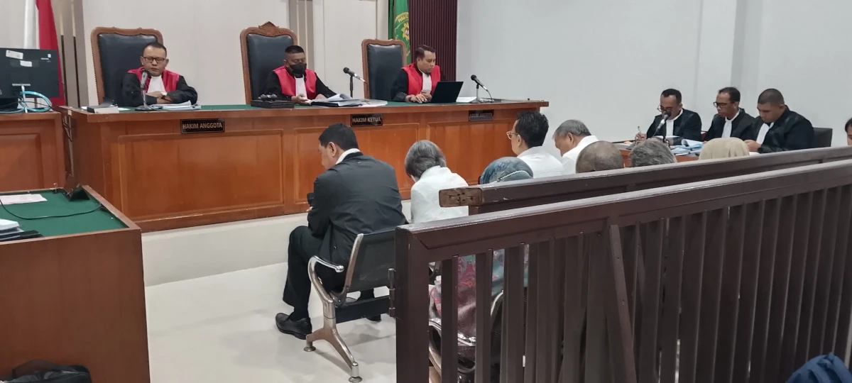 8 tedakwa kasus korupsi saat diruang sidang (Gambar: Istimewa)