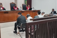 8 tedakwa kasus korupsi saat diruang sidang (Gambar: Istimewa)