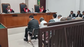 8 tedakwa kasus korupsi saat diruang sidang (Gambar: Istimewa)