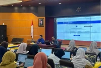 Guru peserta pelatihan mempraktikkan pengembangan tes interaktif berbasis digital dalam pelatihan yang digelar Departemen Sastra Arab UM di Aula AVA Fakultas Sastra UM. (Foto: Ist)