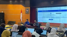Guru peserta pelatihan mempraktikkan pengembangan tes interaktif berbasis digital dalam pelatihan yang digelar Departemen Sastra Arab UM di Aula AVA Fakultas Sastra UM. (Foto: Ist)