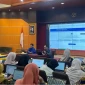 Guru peserta pelatihan mempraktikkan pengembangan tes interaktif berbasis digital dalam pelatihan yang digelar Departemen Sastra Arab UM di Aula AVA Fakultas Sastra UM. (Foto: Ist)