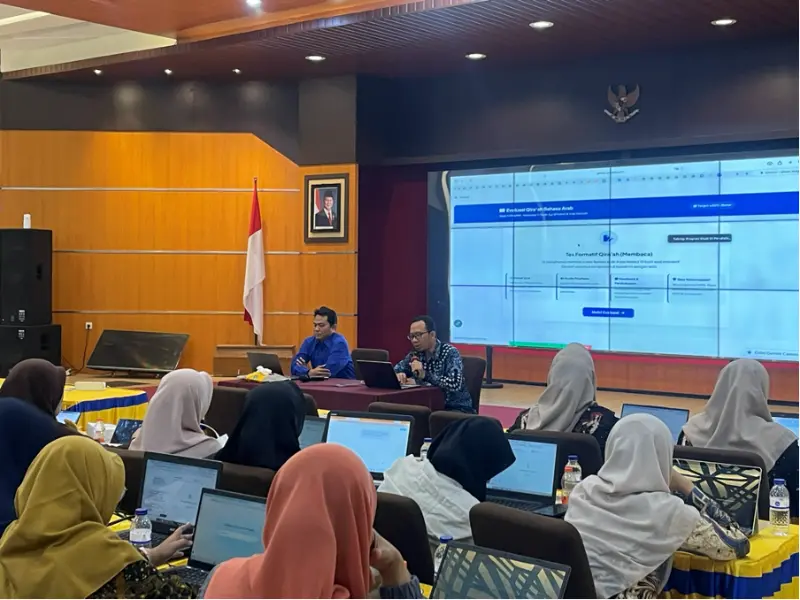 Guru peserta pelatihan mempraktikkan pengembangan tes interaktif berbasis digital dalam pelatihan yang digelar Departemen Sastra Arab UM di Aula AVA Fakultas Sastra UM. (Foto: Ist)