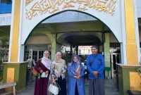 Tim peneliti MoRA The Air Funds berfoto di depan gerbang Pondok Pesantren Darussalam Martapura, Kalimantan Selatan. (Foto: Ist)