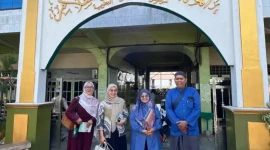 Tim peneliti MoRA The Air Funds berfoto di depan gerbang Pondok Pesantren Darussalam Martapura, Kalimantan Selatan. (Foto: Ist)