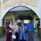 Tim peneliti MoRA The Air Funds berfoto di depan gerbang Pondok Pesantren Darussalam Martapura, Kalimantan Selatan. (Foto: Ist)