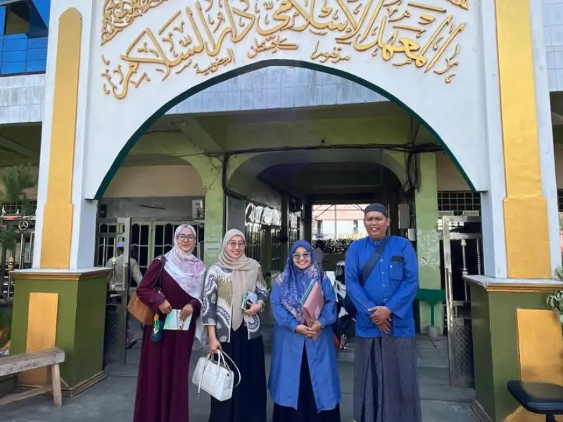 Tim peneliti MoRA The Air Funds berfoto di depan gerbang Pondok Pesantren Darussalam Martapura, Kalimantan Selatan. (Foto: Ist)