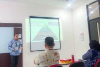 Ghulam Ruchma Algiffary saat memaparkan riset tentang penerapan hukum humaniter dalam konflik Papua pada Konferensi HAM UNS, Solo. (Foto: Ist)