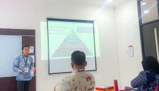 Ghulam Ruchma Algiffary saat memaparkan riset tentang penerapan hukum humaniter dalam konflik Papua pada Konferensi HAM UNS, Solo. (Foto: Ist)