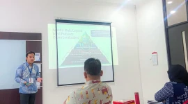 Ghulam Ruchma Algiffary saat memaparkan riset tentang penerapan hukum humaniter dalam konflik Papua pada Konferensi HAM UNS, Solo. (Foto: Ist)