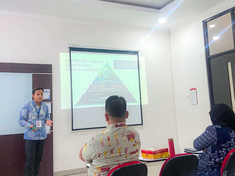 Ghulam Ruchma Algiffary saat memaparkan riset tentang penerapan hukum humaniter dalam konflik Papua pada Konferensi HAM UNS, Solo. (Foto: Ist)