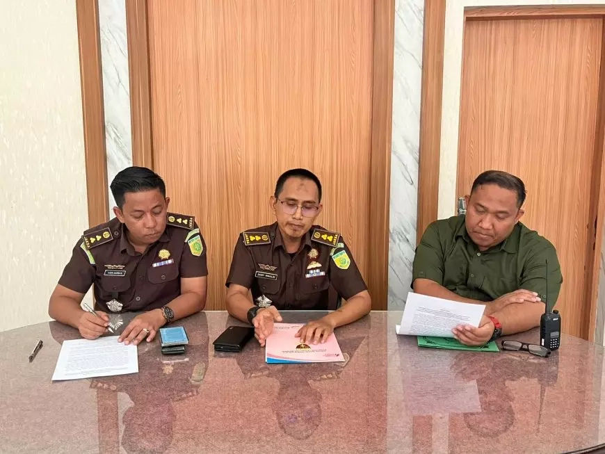 Kasi Pidsus dan Kasi Intel menyampaikan perkembangan kasus dugaan korupsi dana hibah Pramuka (Dok: Istimewa)