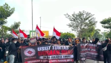 Massa Aksi Dirikan Tenda Perlawanan di PN Jakarta Timur (Gambar: Istimewa)