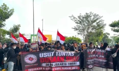 Massa Mendirikan Tenda Perlawanan di PN Jaktim, Desak Transparansi Kasus Roy Suryo