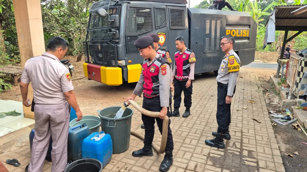 Personel Sat Samapta Polres Purwakarta menyalurkan air bersih kepada warga terdampak kemarau (foto: koransatu.co)
