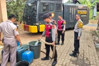 Personel Sat Samapta Polres Purwakarta menyalurkan air bersih kepada warga terdampak kemarau (foto: koransatu.co)