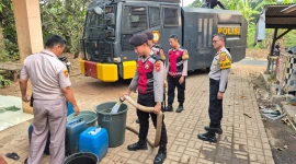 Personel Sat Samapta Polres Purwakarta menyalurkan air bersih kepada warga terdampak kemarau (foto: koransatu.co)