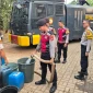 Personel Sat Samapta Polres Purwakarta menyalurkan air bersih kepada warga terdampak kemarau (foto: koransatu.co)