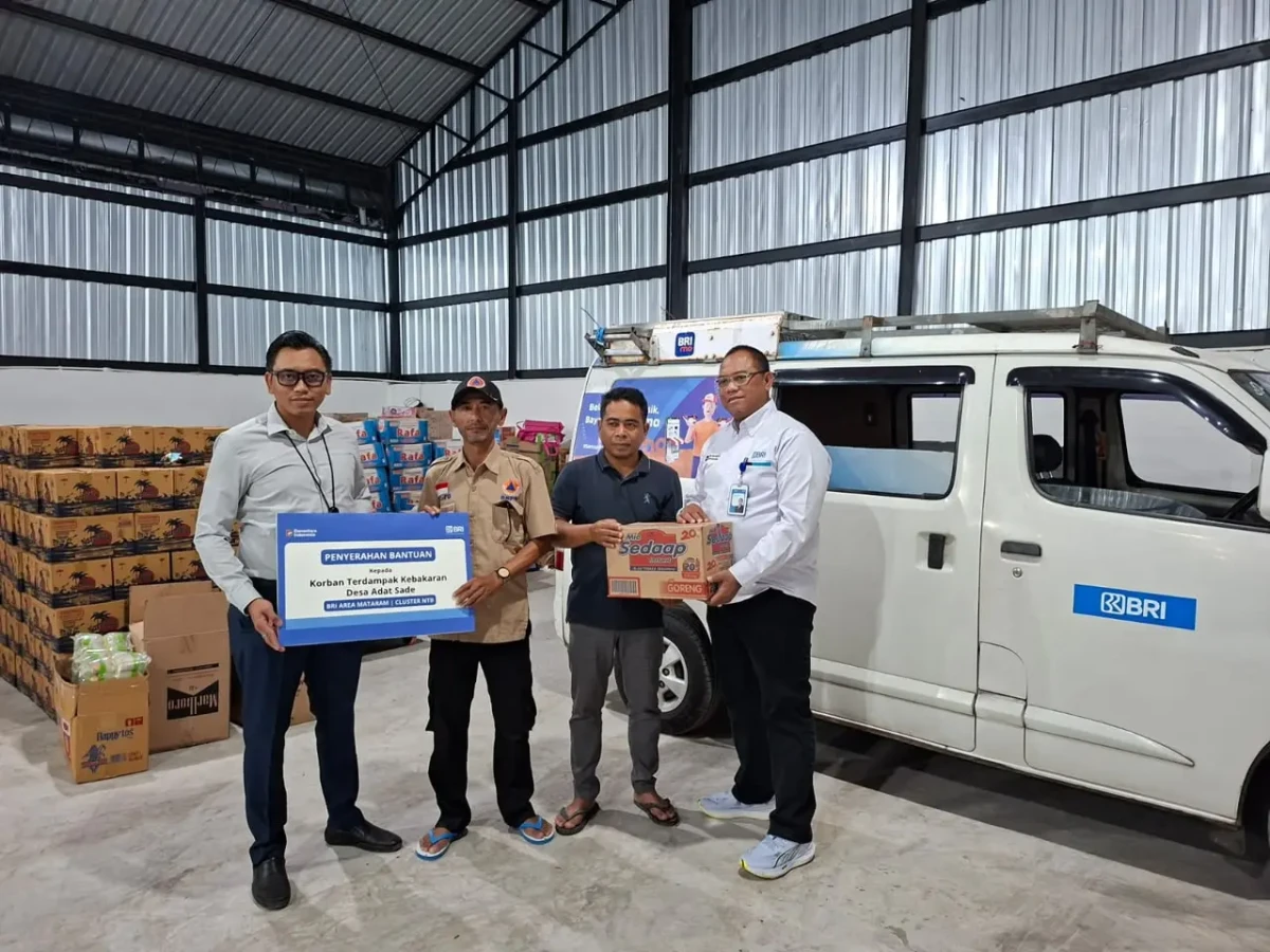 Bank BRI Area Mataram Cluster NTB menyerahkan bantuan kepada korban terdampak kebakaran di Desa Adat Sade (Gambar: Istimewa)