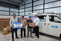 Bank BRI Area Mataram Cluster NTB menyerahkan bantuan kepada korban terdampak kebakaran di Desa Adat Sade (Gambar: Istimewa)