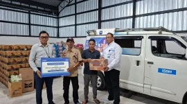 Bank BRI Area Mataram Cluster NTB menyerahkan bantuan kepada korban terdampak kebakaran di Desa Adat Sade (Gambar: Istimewa)