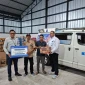 Bank BRI Area Mataram Cluster NTB menyerahkan bantuan kepada korban terdampak kebakaran di Desa Adat Sade (Gambar: Istimewa)