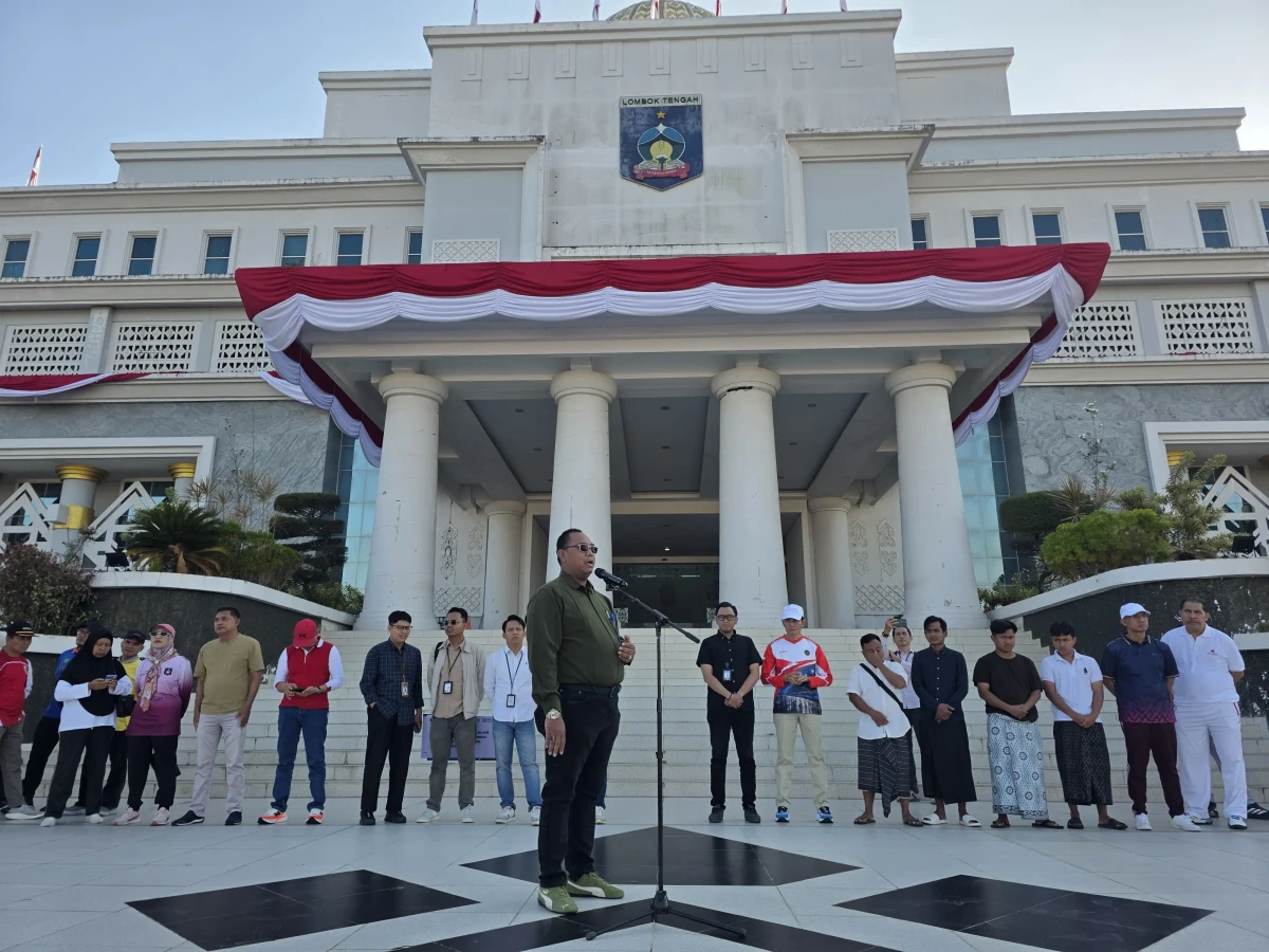 Penyerahan santunan klaim asuransi kebakaran mikro kepada nasabah yang terdampak kebakaran di Desa Adat Sade (Dok: Istimewa)