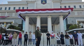 Penyerahan santunan klaim asuransi kebakaran mikro kepada nasabah yang terdampak kebakaran di Desa Adat Sade (Dok: Istimewa)