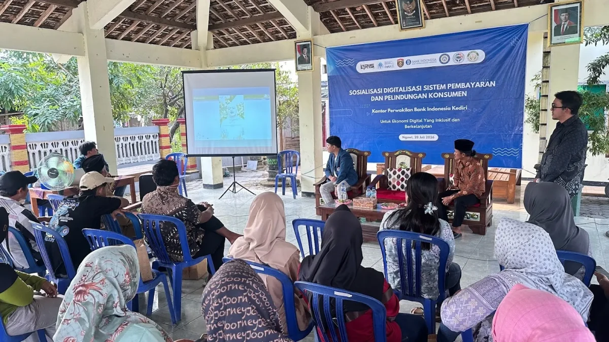 Suasana Kegiatan Mahasiswa BBK 8 Universitas Airlangga Bersama Bank Indonesia Kediri Gelar Sosialisasi Digitalisasi Sistem Pembayaran dan Perlindungan Konsumen di Desa Jatirejo