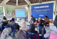 Suasana Kegiatan Mahasiswa BBK 8 Universitas Airlangga Bersama Bank Indonesia Kediri Gelar Sosialisasi Digitalisasi Sistem Pembayaran dan Perlindungan Konsumen di Desa Jatirejo