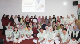 Mahasiswa menghadirkan edukasi kesehatan sekaligus pemeriksaan tekanan darah dan gula darah gratis bagi masyarakat RW 06 Kampung Cipanawa.
