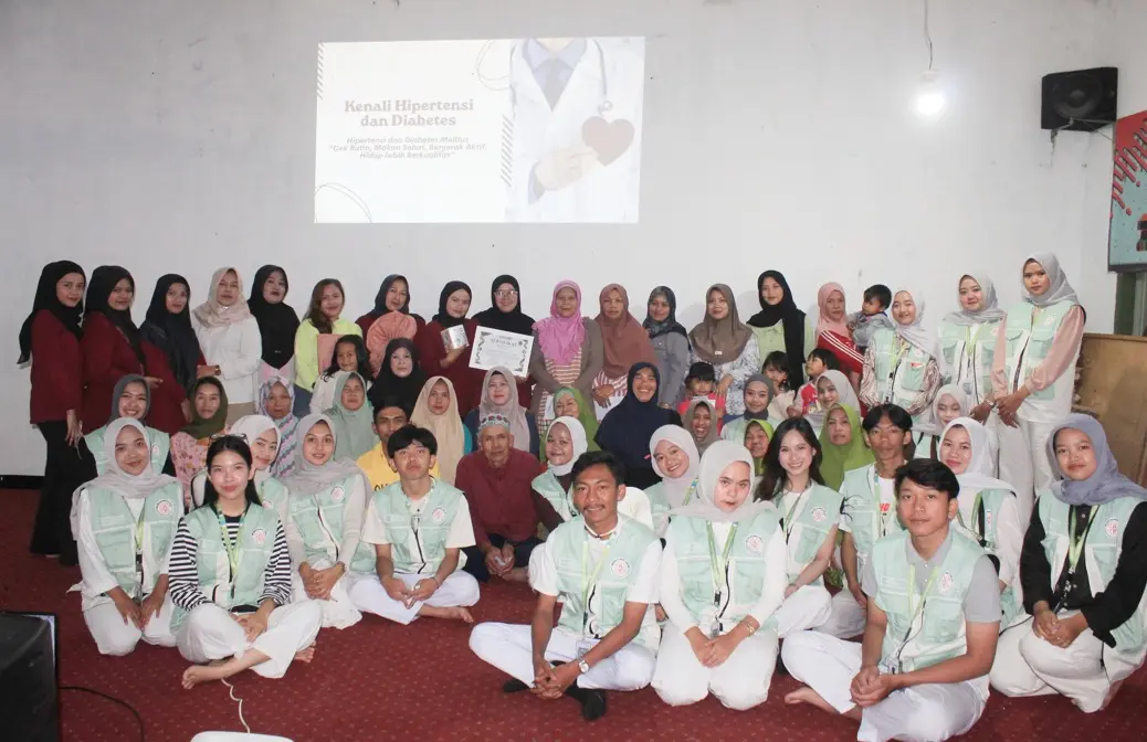 Mahasiswa menghadirkan edukasi kesehatan sekaligus pemeriksaan tekanan darah dan gula darah gratis bagi masyarakat RW 06 Kampung Cipanawa.