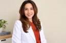 dr. Ineke Sunarjo, M.Biomed dalam sebuah sesi foto di klinik.