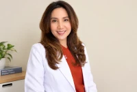 dr. Ineke Sunarjo, M.Biomed dalam sebuah sesi foto di klinik.