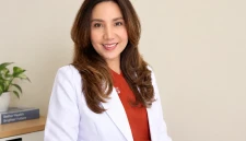 dr. Ineke Sunarjo, M.Biomed dalam sebuah sesi foto di klinik.