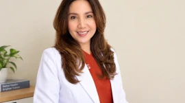dr. Ineke Sunarjo, M.Biomed dalam sebuah sesi foto di klinik.