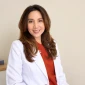 dr. Ineke Sunarjo, M.Biomed dalam sebuah sesi foto di klinik.