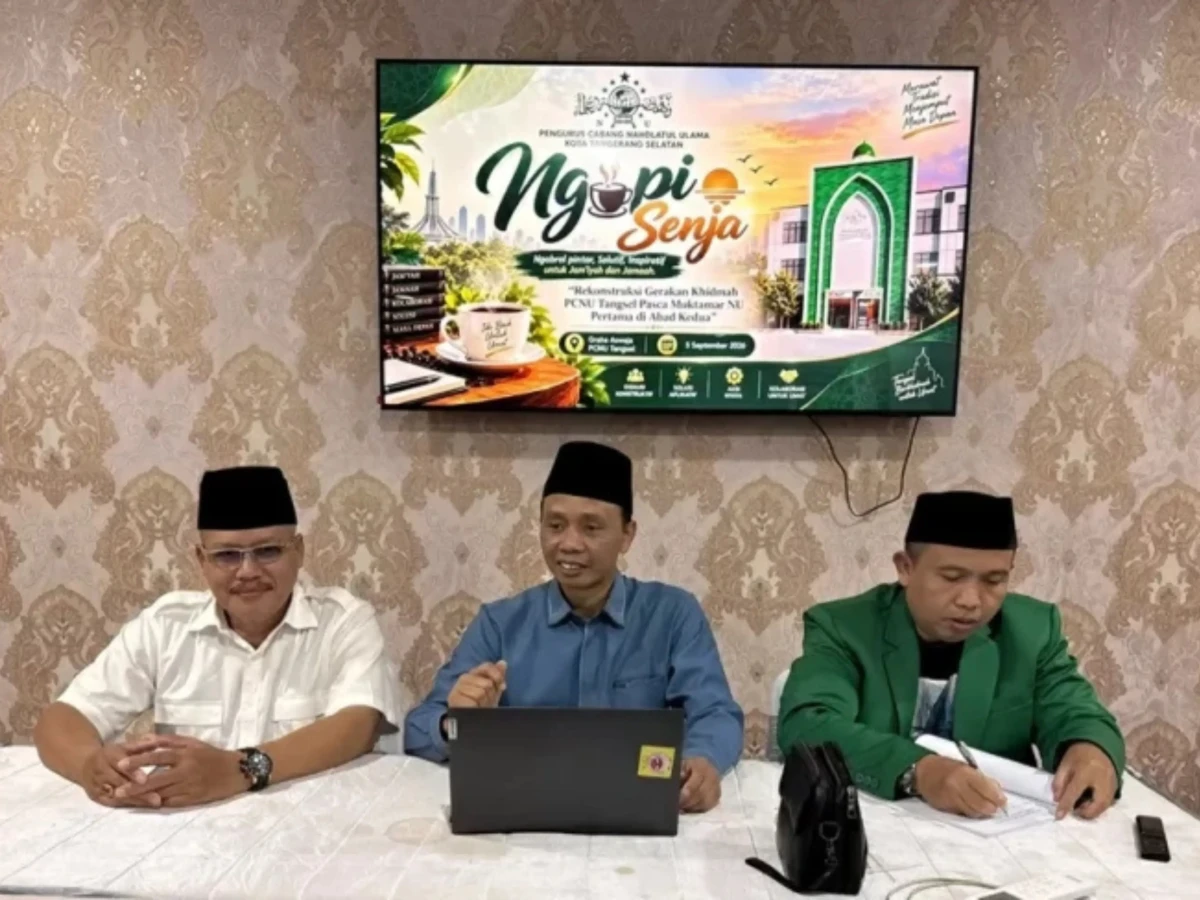 Ketua PCNU Kota Tangerang Selatan Abdullah Masud (berbaju biru) menyampaikan pandangannya dalam forum Ngopi Senja di Graha Aswaja PCNU Tangsel, Sabtu (5/9/). (Foto: Ist).
