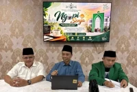 Ketua PCNU Kota Tangerang Selatan Abdullah Masud (berbaju biru) menyampaikan pandangannya dalam forum Ngopi Senja di Graha Aswaja PCNU Tangsel, Sabtu (5/9/). (Foto: Ist).