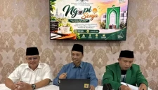 Ketua PCNU Kota Tangerang Selatan Abdullah Masud (berbaju biru) menyampaikan pandangannya dalam forum Ngopi Senja di Graha Aswaja PCNU Tangsel, Sabtu (5/9/). (Foto: Ist).