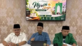 Ketua PCNU Kota Tangerang Selatan Abdullah Masud (berbaju biru) menyampaikan pandangannya dalam forum Ngopi Senja di Graha Aswaja PCNU Tangsel, Sabtu (5/9/). (Foto: Ist).