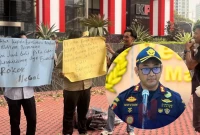 Gerakan Pemuda Mahasiswa Peduli Madura (GPMPM) mengepung Gedung Merah Putih KPK di Jakarta. (Dok: Istimewa)